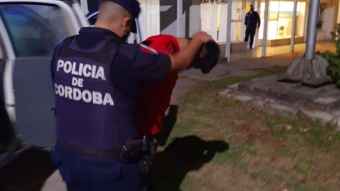 Detenido por desobediencia a la autoridad, violación de domicilio y daño