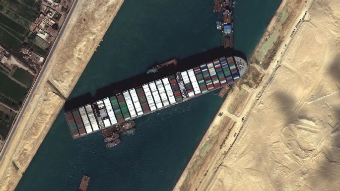 Llegan otros remolcadores al Canal de Suez para intentar liberar al buque atascado