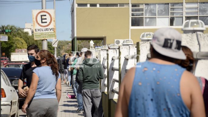 Largas filas al rayo del sol para testearse