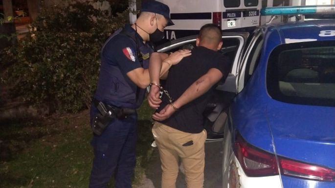 Intento que no detengan a dos jóvenes sospechosos de robar y también fue aprehendido