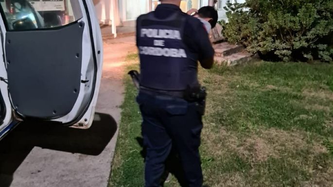 Después de robar, golpeó a policías para tratar de no ser detenido