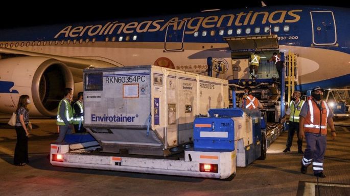 Hoy parte a China un vuelo para traer 900 mil dosis de vacunas Sinopharm