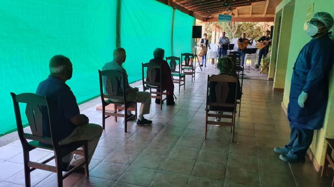 Voces de Fortaleza le cantó a los adultos mayores que recibían su primera dosis de Sputnik-V