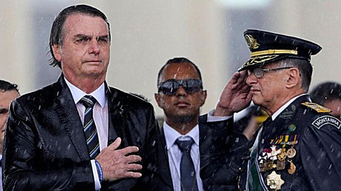 Por fricciones con los jefes, Bolsonaro echó a la cúpula de las Fuerzas Armadas