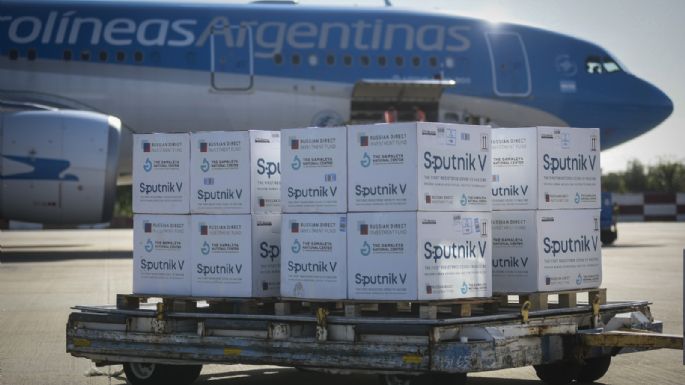 Mañana llegan a la Argentina dos aviones con vacunas de Rusia y de China