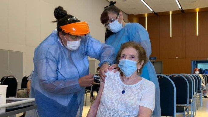 Una mujer de 91 años recibió la vacuna número 100 mil en Córdoba