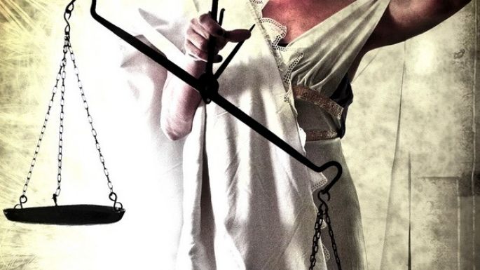 Impiadosa con los débiles y genuflexa con los poderosos
