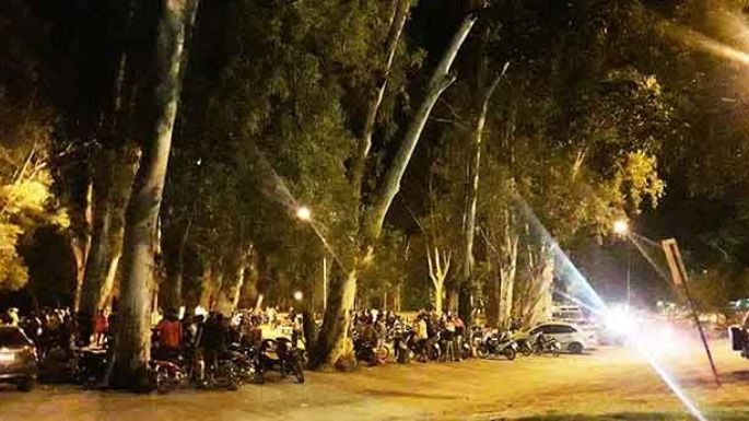 Fiebre de viernes a la noche en la costanera, repleta de jóvenes