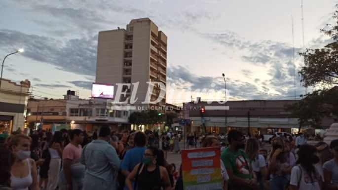[8M] Comenzó la concentración en Plaza Centenario con alta concurrencia