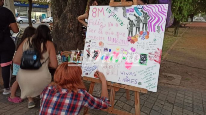 [8M] Comenzó la concentración en Plaza Centenario con alta concurrencia