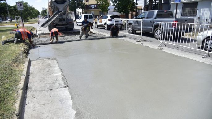 Continúan el plan integral de bacheo en bulevar Vélez Sarsfield