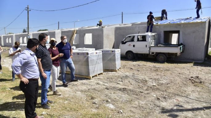 Avanza la colocación de techos para las 47 viviendas de barrio Evita