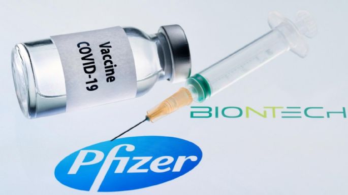 Pfizer pide aplicar una tercera dosis a todos los adultos
