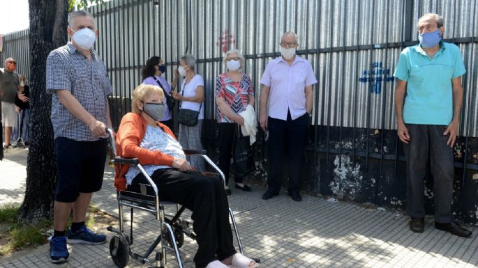 Otras 131 muertos en todo el país y desorganización en la vacunación en la Ciudad de Buenos Aires