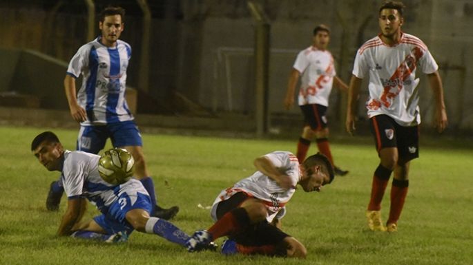 Poco fútbol y muchas rojas