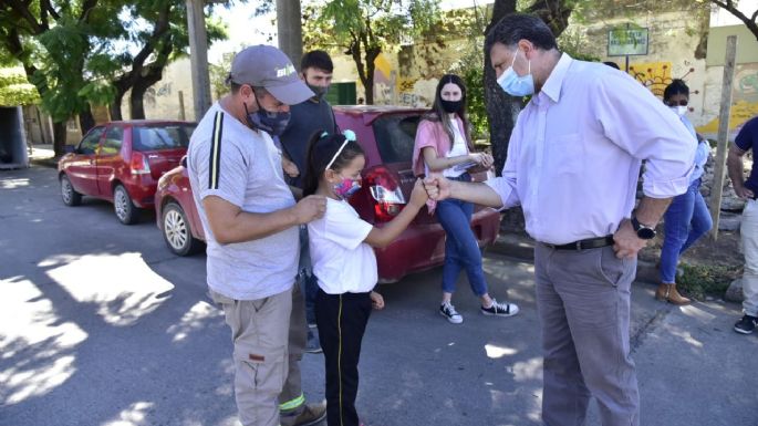 Reconocimiento a la niña que limpió la plaza de su barrio para concientizar
