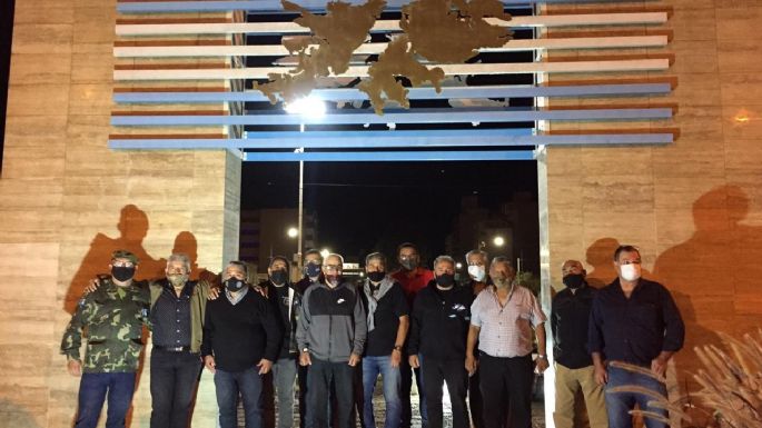 Vecinos acompañan a los héroes en la vigilia