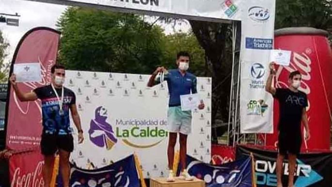 Natalio Puebla, en  lo alto del podio