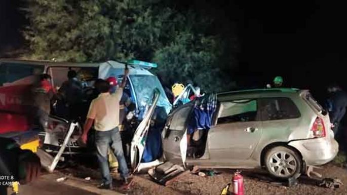 Nueve muertos, entre ellos tres menores, al  chocar de frente una ambulancia y un auto