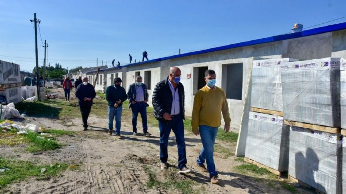 Avanzan las obras de techado, pisos y pavimentación en barrio Evita