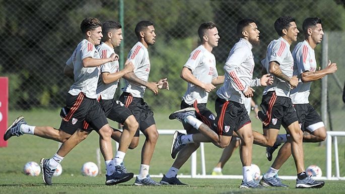 Juegan y luchan arriba