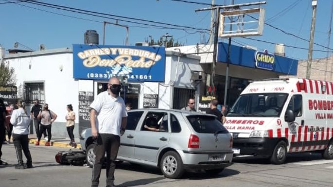 Choque de moto y auto a metros del Centro Cívico
