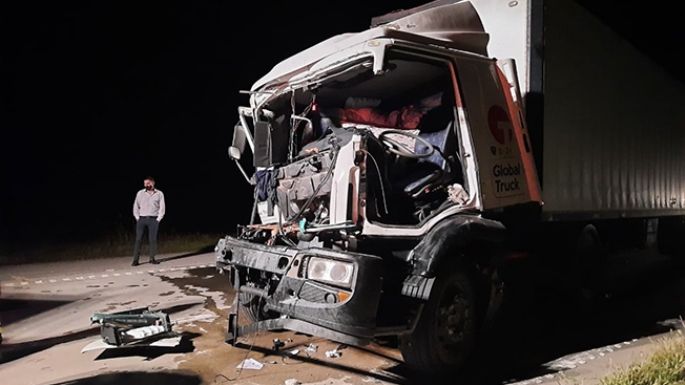 Impactante colisión de camiones en la autopista