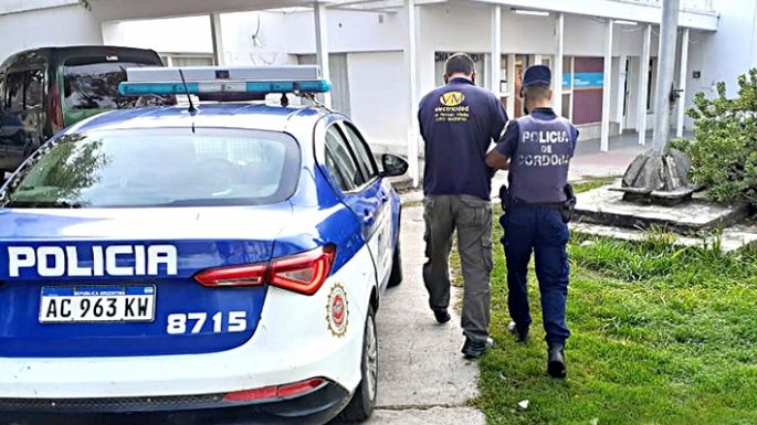 Hirió gravemente a un joven con un destornillador y golpeó a una mujer