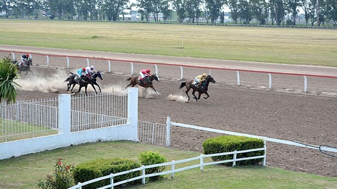 Tercera reunión en el Hipódromo local