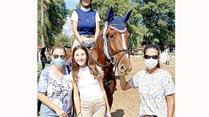 Ivana Beletti se lució en  el Jockey Club de Córdoba