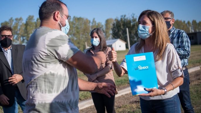 Provincia hizo entrega de diez lotes con infraestructura