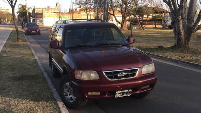 Denuncian a estafadores que compraron una camioneta con cheques robados