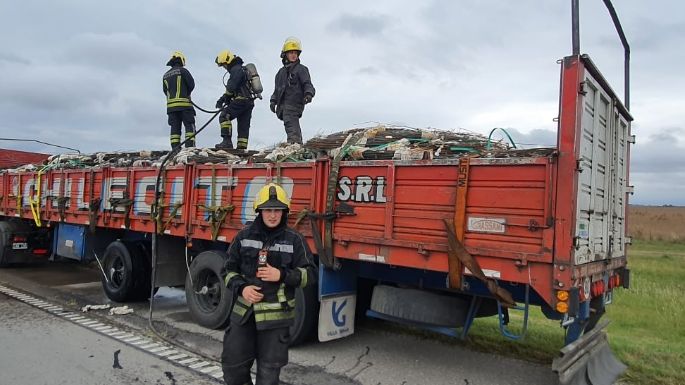 [HACE INSTANTES] Se incendió un camión en la autopista
