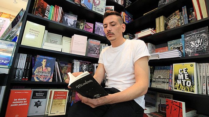 “Suavizar los bordes del horror ayuda un poco a atravesarlo”