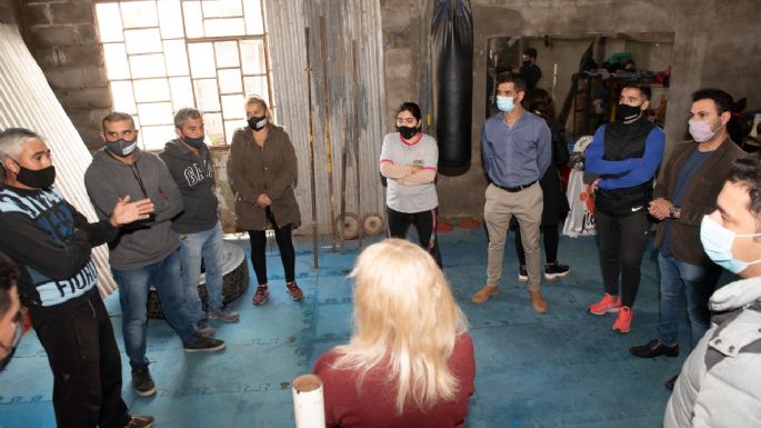 Entregaron materiales deportivos a un gimnasio de boxeo en Villa Nueva