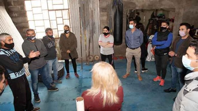 Entregaron material a un gimnasio local
