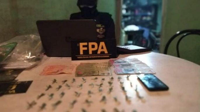Detuvieron a diez hombres y seis mujeres por tenencia y comercialización de drogas