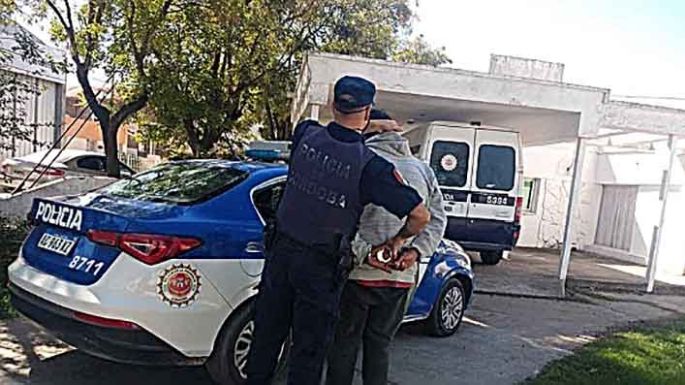 Detenidos por amenazar y golpear a sus parejas
