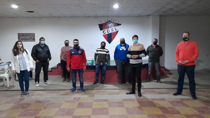 Entregaron tachos de pintura al Club San Lorenzo de Las Playas