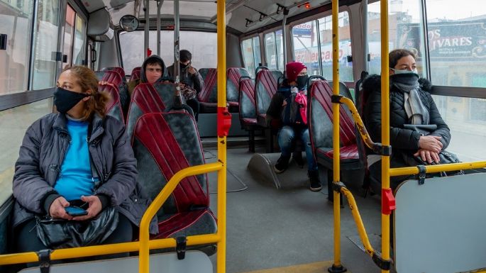 Recomiendan no hablar ni comer en el transporte público y en las filas del super