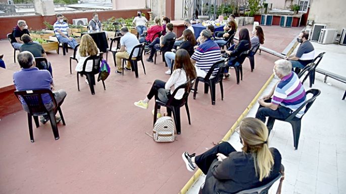 En una terraza del Palacio Municipal, el Gobierno analizó la curva creciente