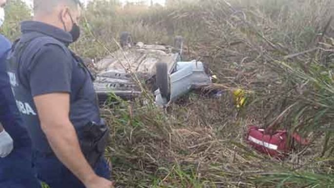 Un hombre quedó atrapado  y herido al volcar un auto