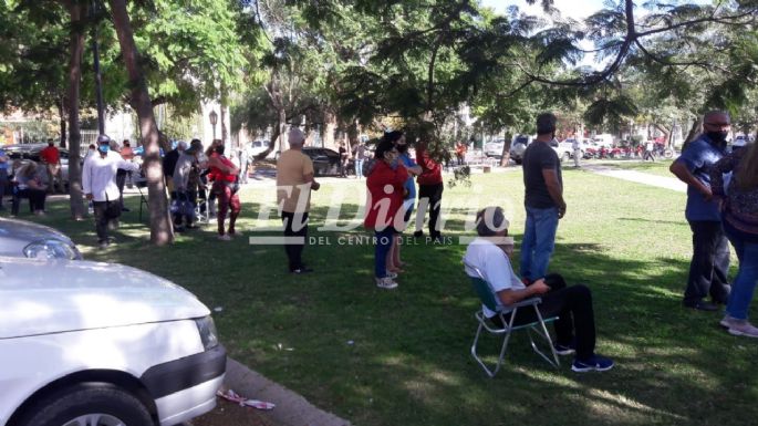 Larga fila en el Leonardo Favio para la vacunación contra el COVID-19