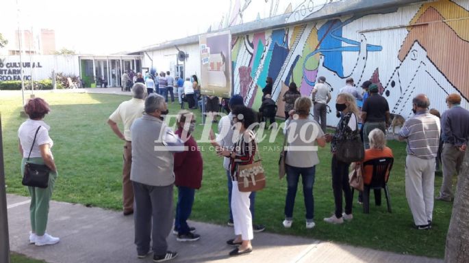 Larga fila en el Leonardo Favio para la vacunación contra el COVID-19