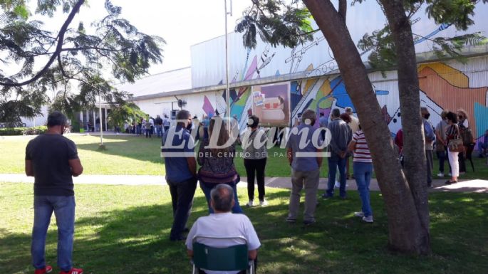 Larga fila en el Leonardo Favio para la vacunación contra el COVID-19