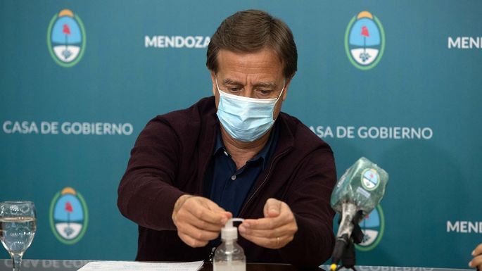 Mendoza vuelve a restringir la circulación y habilita vacunar a mayores de 60 años