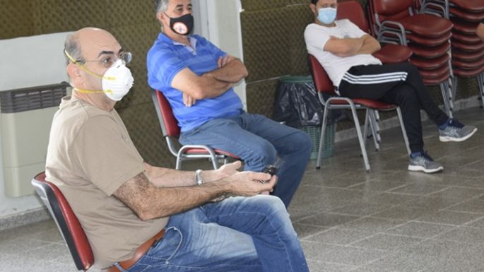 Vacunan a docentes y mayores de 60