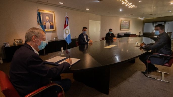 Siguen las reuniones sociales y solo circularán esenciales desde las 0