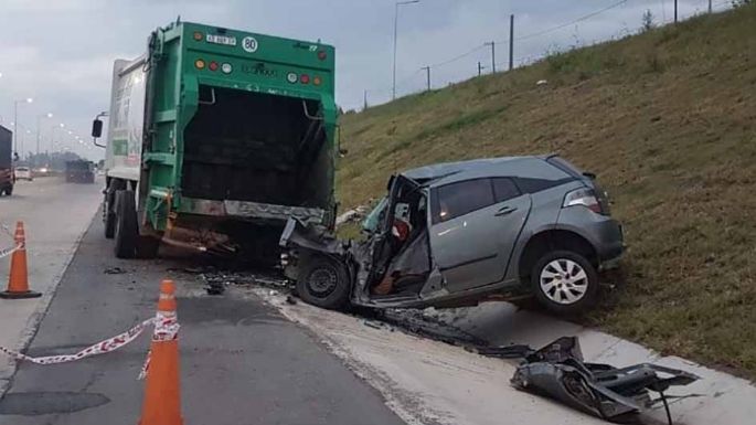 Murió un automovilista al chocar contra un camión recolector