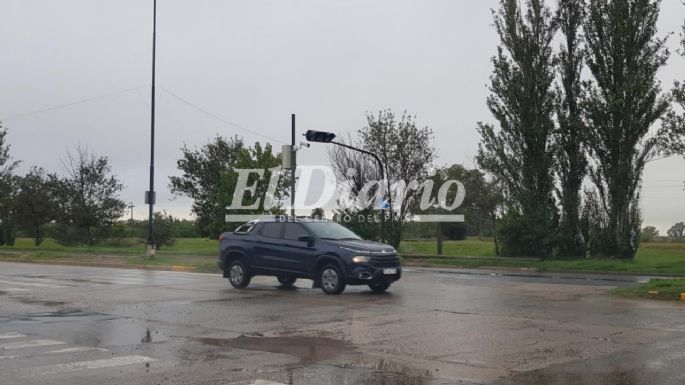 Precaución por semáforo fuera de servicio y calles anegadas